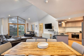 Lhotsky 3 Bedroom and loft with fireplace mountain views and 2 car spaces